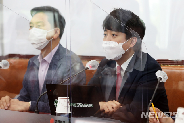 [서울=뉴시스]전신 기자 = 이준석 국민의힘 대표가 24일 오전 서울 여의도 국회에서 열린 최고위원회의에서 모두발언을 하고 있다. 2021.06.24. (공동취재사진) photo@newsis.com