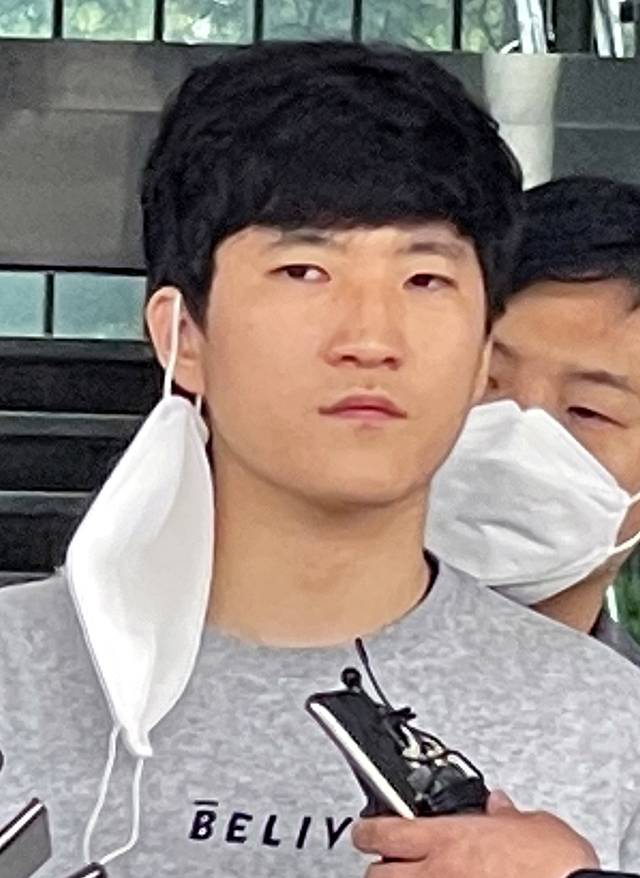 [대전=뉴시스]김도현 기자 = 5년 동안 인터넷으로 남자 아동·청소년에게 접근해 성착취물을 제작하거나 유사강간을 한 혐의를 받는 최찬욱(26)이 24일 오전 대전 서구 둔산경찰서에서 검찰로 송치되고 있다. 2021.06.24. kdh1917@newsis.com