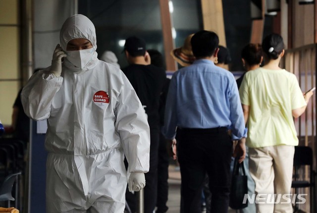 [서울=뉴시스]고범준 기자 = 코로나19 신규 확진자가 610명으로 집계된 24일 오전 서울 송파구보건소 선별진료소에서 의료진이 분주히 움직이고 있다. 2021.06.24. bjko@newsis.com