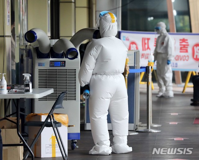 [서울=뉴시스]고범준 기자 = 지난 24일 오전 서울 송파구보건소 선별진료소에서 의료진이 에어컨 바람을 쐬고 있다. 2021.06.24. bjko@newsis.com