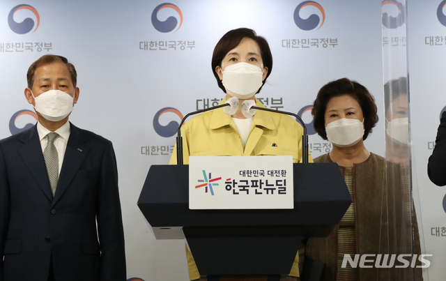 [서울=뉴시스]김명원 기자 = 유은혜 사회부총리 겸 교육부 장관이 24일 오전 서울 종로구 정부서울청사에서 2학기 대학 대면활동의 단계적 확대 방안을 발표하고 있다. 2021.06.24. kmx1105@newsis.com