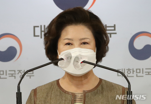 [서울=뉴시스] 남성희 한국전문대학교육협의회장이 지난해 6월24일 오전 서울 종로구 정부서울청사에서 2학기 대학 대면활동의 단계적 확대 방안과 관련해 세부내용을 밝히고 있다. (사진=뉴시스DB). 2022.01.20. photo@newsis.com