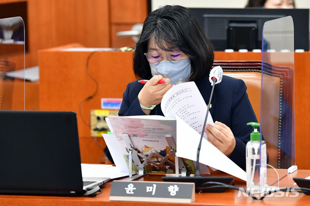 [서울=뉴시스]최동준 기자 = 무소속 윤미향 의원이 지난 6월24일 서울 여의도 국회 환경노동위원회 전체회의에 참석해 있다. (공동취재사진) 2021.08.30. photo@newsis.com