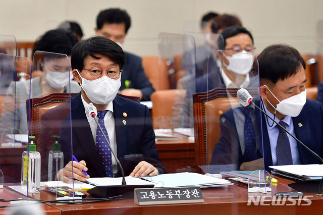 [서울=뉴시스]최동준 기자 = 안경덕 고용노동부 장관이 24일 서울 여의도 국회 환경노동위원회 전체회의에 출석해 있다. (공동취재사진) 2021.06.24. photo@newsis.com