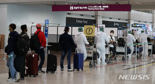 [인천공항=뉴시스]이영환 기자 = 지난 24일 오전 인천국제공항 제1여객터미널을 통해 입국한 이용객들이 대기하고 있다. 2021.06.24. 20hwan@newsis.com