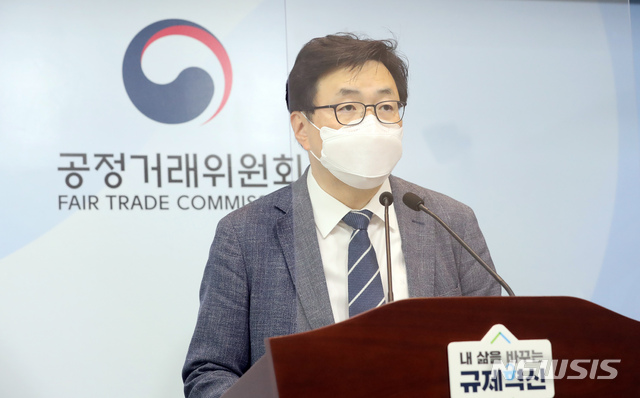 [세종=뉴시스] 강종민 기자 = 육성권 공정거래위원회 기업집단국장이 24일 오전 정부세종청사에서 삼성웰스토리에 사내 급식 물량을 100% 몰아준 삼성전자 등 4개사와 삼성웰스토리에 과징금 2349억원을 부과하고, 삼성전자와 최지성 전 삼성 미래전략실장을 고발한다고 밝히고 있다. 2021.06.24. ppkjm@newsis.com