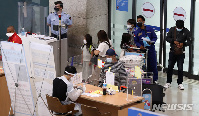 [인천공항=뉴시스]이영환 기자 = 코로나19 델타 변이 바이러스와 전파력이 더 강한 델타 플러스 변이까지 등장한 24일 오전 인천국제공항 제1여객터미널을 통해 입국한 이용객들이 이동하고 있다. 2021.06.24. 20hwan@newsis.com