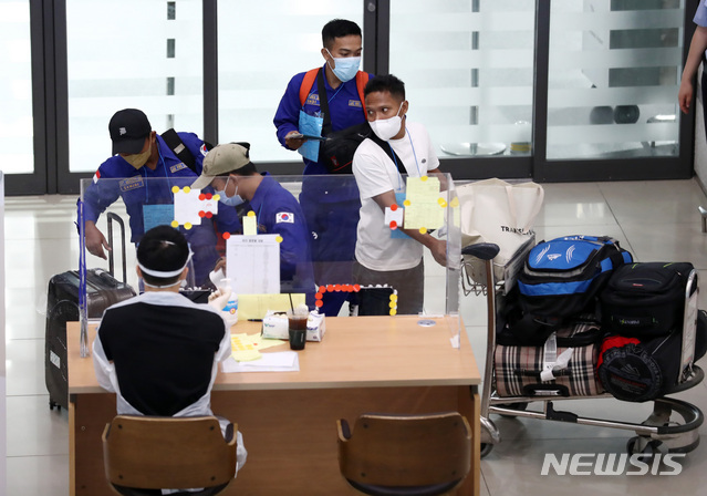 [인천공항=뉴시스]이영환 기자 = 코로나19 델타 변이 바이러스와 전파력이 더 강한 델타 플러스 변이까지 등장한 24일 오전 인천국제공항 제1여객터미널을 통해 입국한 이용객들이 이동하고 있다. 2021.06.24. 20hwan@newsis.com