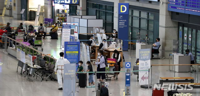 [인천공항=뉴시스]이영환 기자 = 코로나19 델타 변이 바이러스와 전파력이 더 강한 델타 플러스 변이까지 등장한 24일 오전 인천국제공항 제1여객터미널을 통해 입국한 이용객들이 이동하고 있다. 2021.06.24. 20hwan@newsis.com