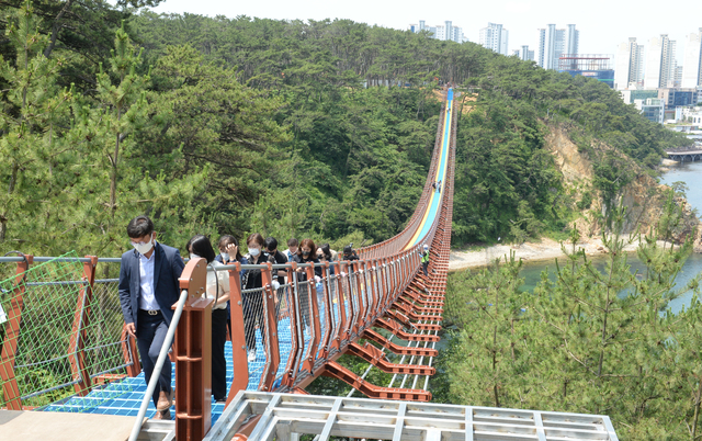 [울산=뉴시스] 배병수 기자 = 울산 동구 대왕암 출렁다리가 7월 중순 개통을 앞둔 24일 오전 정천석 동구청장과 출입기자들이 대왕암 출렁다리를 건너고 있다. 2021.06.24. bbs@newsis.com