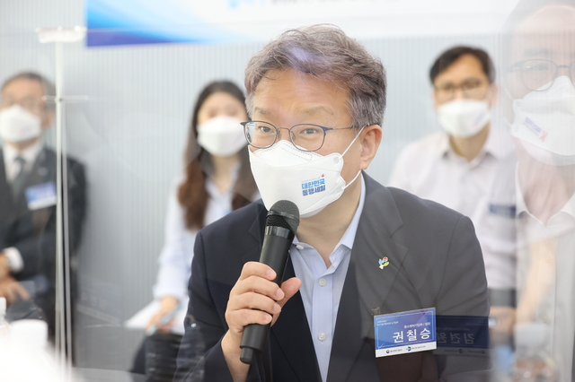 [서울=뉴시스]정병혁 기자 = 권칠승 중소벤처기업부 장관이 24일 서울 강남구 에이치엠씨네트웍스에서 열린 스마트서비스 혁신기업 현장방문 및 간담회에서 인사말을 하고 있다.(사진=중소벤처기업부 제공) 2021.06.24. photo@newsis.com *재판매 및 DB 금지