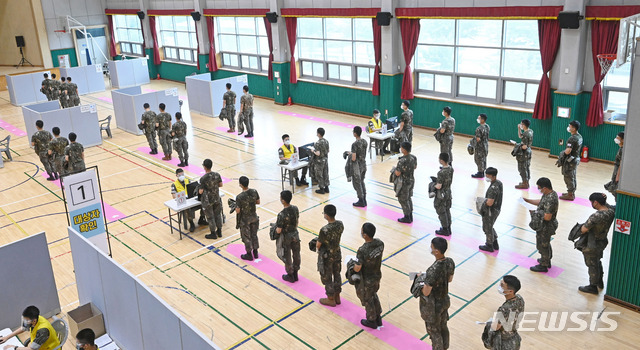 [고양=뉴시스]국회사진기자단 = 국군장병들이 24일 경기도 고양시 육군 9사단 본부에서 코로나19 백신 접종을 받고 있다. 2021.06.24. photo@newsis.com