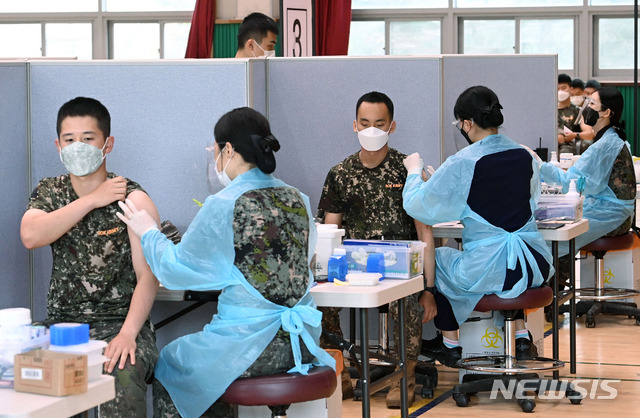 [고양=뉴시스]국회사진기자단 = 국군장병들이 24일 경기도 고양시 육군 9사단 본부에서 코로나19 백신 접종을 받고 있다. 2021.06.24. photo@newsis.com