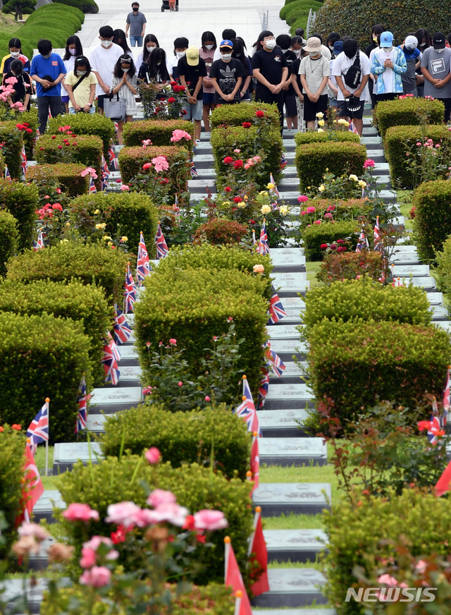 [부산=뉴시스]하경민 기자 = 6·25전쟁 제71주년을 하루 앞둔 24일 부산 남구 유엔기념공원을 찾은 초등학생들이 전몰장병 묘역을 참배하고 있다. 유엔기념공원에는 6·25전쟁에서 희생된 11개국의 전몰용사 2311명(사후 안장자 포함)이 잠들어 있다. 2021.06.24. yulnetphoto@newsis.com
