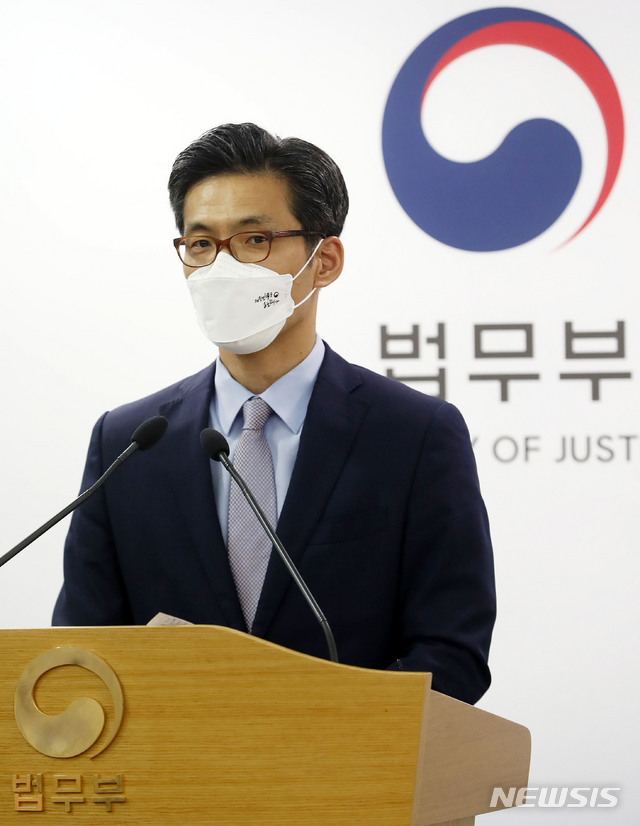 [과천=뉴시스]홍효식 기자 = 박철우 전 법무부 대변인이 2021년 6월 24일 오후 경기 과천시 정부과천청사 법무부에서 검찰청 사무기구에 관한 규정 개정 추진 브리핑을 하고 있다. 2021.06.24. yesphoto@newsis.com