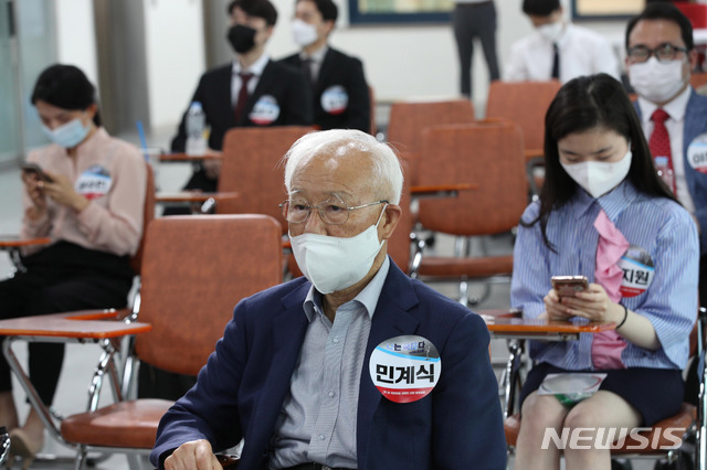 [서울=뉴시스]국회사진기자단 = 제1회 국민의힘 대변인 선발 토론배틀 ‘나는 국대다! with 준스톤’이 열린 24일 오후 서울 여의도 국민의힘 중앙당사에서 최연장자 민계식(79)씨가 순서를 기다리고 있다. 2021.06.24. photo@newsis.com