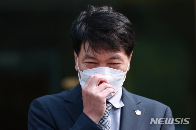 [서울=뉴시스]고승민 기자 = 윤석열 전 검찰총장 측 대리인 손경식 변호사가 지난해 6월24일 오후 서울 종로구 헌법재판소에서 열린 위헌법률심판 사건 선고를 마친 뒤 입장을 밝히고 있다. 헌법재판소는 이날법무부 장관 주도로 검사징계위원회를 구성하도록 한 검사징계법 조항이 공무담임권을 침해한다며 윤석열 전 검찰총장이 제기한 헌법소원을 각하했다. 2021.06.24. photo@newsis.com