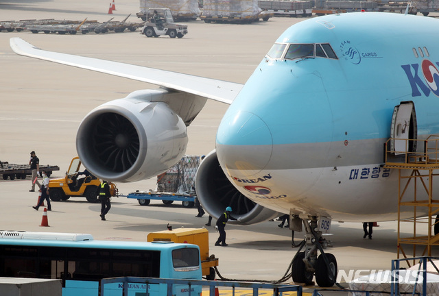 [인천공항=뉴시스]이영환 기자 = 코로나19 모더나 백신 2차 물량이 지난달 24일 오후 인천국제공항 화물터미널에 도착해 백신 수송 관계자들이 백신이 담긴 화물을 옮기고 있다. (공동취재사진) 2021.06.24. photo@newsis.com