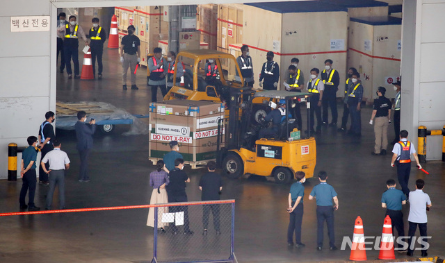 [인천공항=뉴시스] 이영환 기자 = 사진은 지난달 24일 인천공항 화물터미널에 코로나19 모더나 백신 2차 물량이 도착하는 모습. (공동취재사진) 2021.06.24. photo@newsis.com