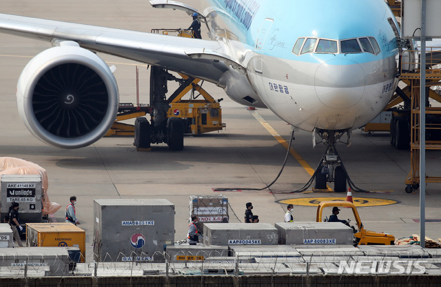 [인천공항=뉴시스]이영환 기자 = 코로나19 모더나 백신 2차 물량이 지난달 24일 오후 인천국제공항 화물터미널에 도착해 백신 수송 관계자들이 백신이 담긴 화물을 옮기고 있다. (공동취재사진) 2021.06.24. photo@newsis.com