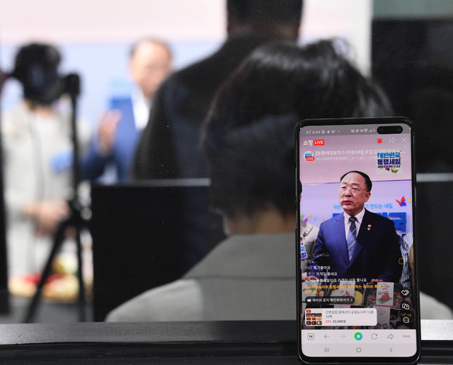 [서울=뉴시스]정병혁 기자 = 홍남기 경제부총리 겸 기획재정부 장관이 24일 오후 서울 양천구 행복한백화점에서 열린 대한민국 동행세일 라이브커머스에 출연해 미스터네이처 도시락을 판매하고 있다. (사진=기획재정부 제공) 2021.06.24. photo@newsis.com *재판매 및 DB 금지