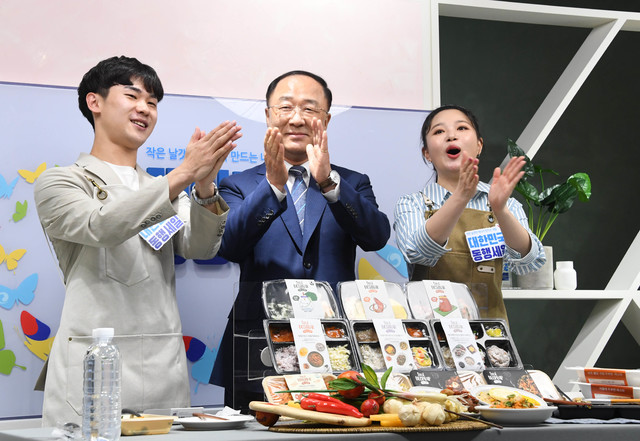 [서울=뉴시스]정병혁 기자 = 홍남기 경제부총리 겸 기획재정부 장관이 24일 오후 서울 양천구 행복한백화점에서 열린 대한민국 동행세일 라이브커머스에 출연해 미스터네이처 도시락을 판매하고 있다. (사진=기획재정부 제공) 2021.06.24. photo@newsis.com *재판매 및 DB 금지