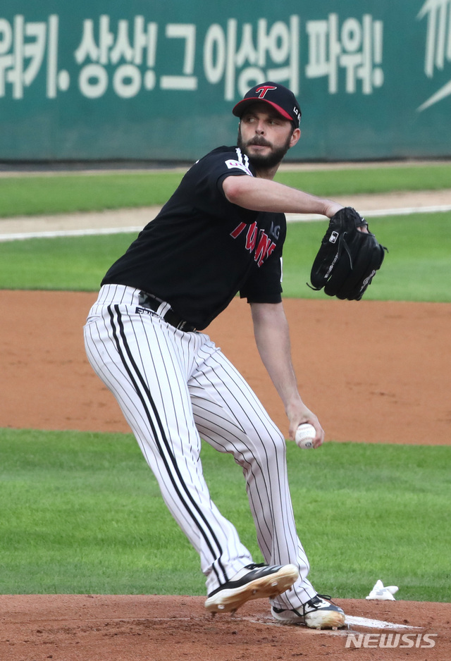 [인천=뉴시스]전진환 기자 = 프로야구&nbsp; LG 트윈스와 SSG 랜더스의 경기가 열린 24일 오후 인천 SSG 랜더스필드에서 LG 선발 수아레즈가 역투하고 있다.&nbsp; 2021.06.24. amin2@newsis.com