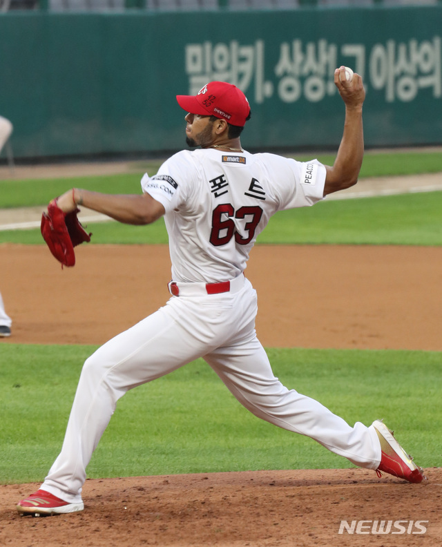 [인천=뉴시스]전진환 기자 = 프로야구&nbsp; LG 트윈스와 SSG 랜더스의 경기가 열린 24일 오후 인천 SSG 랜더스필드에서 SSG 선발 폰트가 역투하고 있다.&nbsp; 2021.06.24. amin2@newsis.com