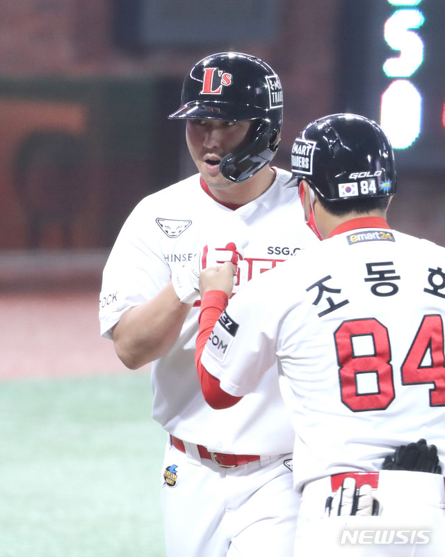 [인천=뉴시스]전진환 기자 = 프로야구&nbsp; LG 트윈스와 SSG 랜더스의 경기가 열린 24일 오후 인천 SSG 랜더스필드에서 6회말 2사 SSG 최정이 좌월홈런을 치고 홈에서 조동화 코치의 축하를 받고 있다.&nbsp; 2021.06.24. amin2@newsis.com