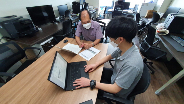 [대전=뉴시스] 대전시 청년창업 멘토링 프로그램에 참여한 청년이 지도를 받고 있다. (사진= 대전시 제공) *재판매 및 DB 금지