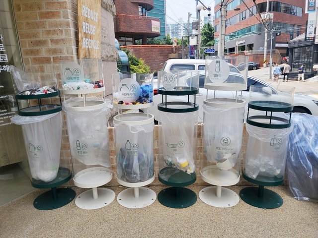 [르포]"반찬통도 괜찮아요"…화장품 원하는 만큼 리필