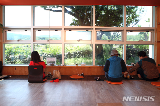 [서울=뉴시스]제주 머체왓숲길, 족욕 (사진 = 제주관광공사) 2021.6.25. photo@newsis.com