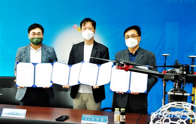 [완주=뉴시스]윤난슬 기자 = 왼쪽부터 비전아삼드론센터 김창수 원장, 한일장신대 산학협력단 이영기 단장, 전북무인항공교육원장 김창수 원장이 업무협약을 체결하고 기념쵤영을 하고 있다.(사진=한일장신대 제공)