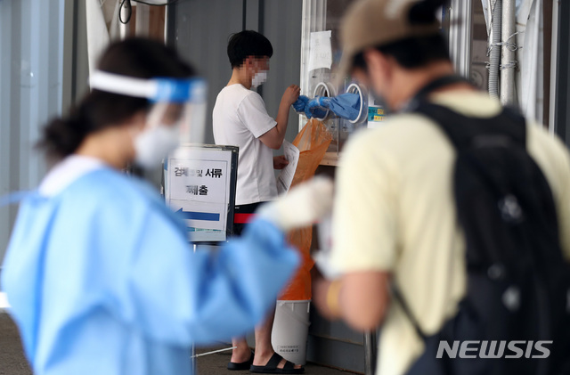 [서울=뉴시스]이영환 기자 = 25일 오전 서울 중구 서울역광장에 마련된 코로나19 임시선별검사소에서 시민들이 검사를 받고 있다. 2021.06.25. 20hwan@newsis.com