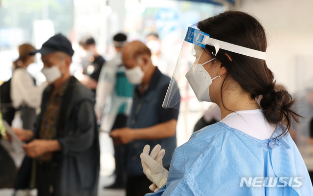 [서울=뉴시스]백동현 기자 = 25일 오전 서울 중구 서울역광장에 마련된 임시선별검사소에서 의료진이 검사를 안내하고 있다. 2021.06.25 livertrent@newsis.com