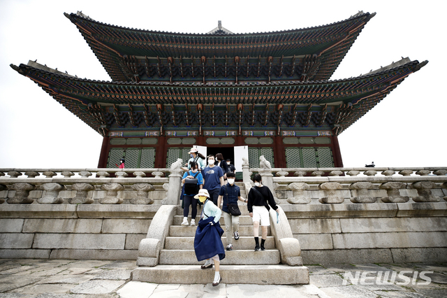 [서울=뉴시스]정병혁 기자 = 25일 오전 서울 종로구 경복궁을 찾은 시각장애인들이 문화해설사을 들으며 경내를 걷고있다. 이날 문화재청 경복궁관리소는 경복궁 촉각그림카드와 모형을 활용해 경복궁을 관람하는 시각장애인 맞춤형 문화탐방 체험프로그램을 진행했다. 2021.06.25. jhope@newsis.com