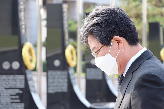 [서울=뉴시스]전신 기자 = 유승민 전 국민의힘 의원이 지난 24일 서울 용산구 전쟁기념관을 찾아 묵념하고 있다. (사진=유승민 전 의원 측 제공) 2021.06.24. photo@newsis.com