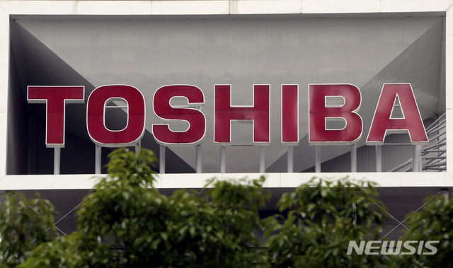 [도쿄=AP/뉴시스]2017년 5월26일 도쿄 본사 앞에 있는 도시바의 회사 로고. 2023.02.29.