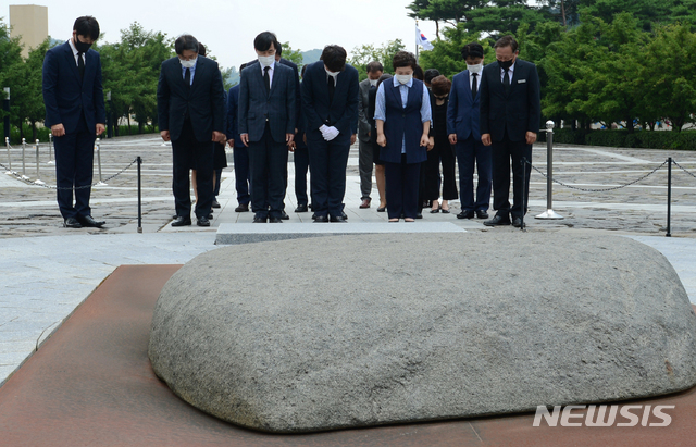 [김해=뉴시스]차용현 기자 = 25일 오후 경남 김해 봉하마을 찾은 이준석 대표를 비롯한 국민의 힘 지도부가 노무현 전 대통령 묘역에 참배하고 있다. 2021.06.25. con@newsis.com