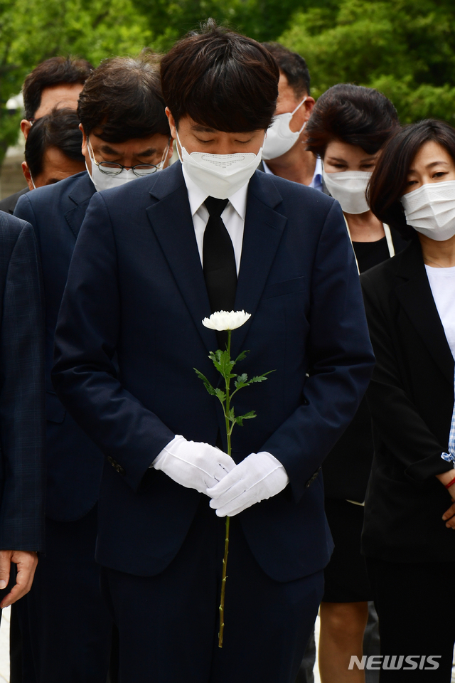 [김해=뉴시스]차용현 기자 = 25일 오후 경남 김해 봉하마을 찾은 이준석 대표를 비롯한 국민의 힘 지도부가 노무현 전 대통령 묘역에 참배하고 있다. 2021.06.25. con@newsis.com