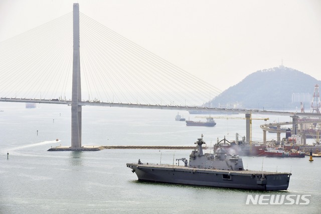 [부산=뉴시스]하경민 기자 = 대한민국의 해군에 인도된 두 번째 대형수송함인 '마라도함'(LPH-6112·1만4500t급)이 25일 오전 부산 영도구 한진중공업 영도조선소을 벗어나 부산항대교 아래를 지나고 있다. 마라도함은 길이 199m, 폭 31m이며, 최대속력은 23노트(시속 42.5㎞)를 자랑한다. 이 함정은 승조원은 300여 명 외에도 700여 명의 병력과 함께 전차, 장갑차, 차량 등을 수송할 수 있으며, 헬기와 공기부양정 2대도 탑재할 수 있다. 해군은 오는 28일 진해기지에서 취역식을 개최할 계획이다. 2021.06.25. yulnetphoto@newsis.com