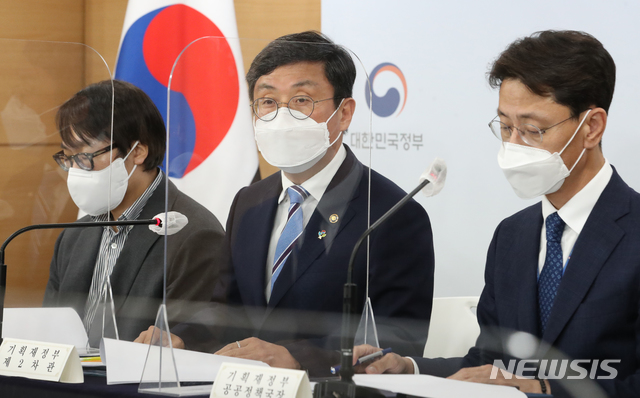 [서울=뉴시스]김명원 기자 = 안도걸(가운데) 기획재정부 제2차관이 25일 서울 종로구 정부서울청사에서 2020년도 경영평가 수정 및 후속 조치계획을 브리핑을 하고 있다. 왼쪽부터 유형선 평가분석과장, 안도걸 2차관, 김윤상 공공정책국장. 2021.06.25. kmx1105@newsis.com