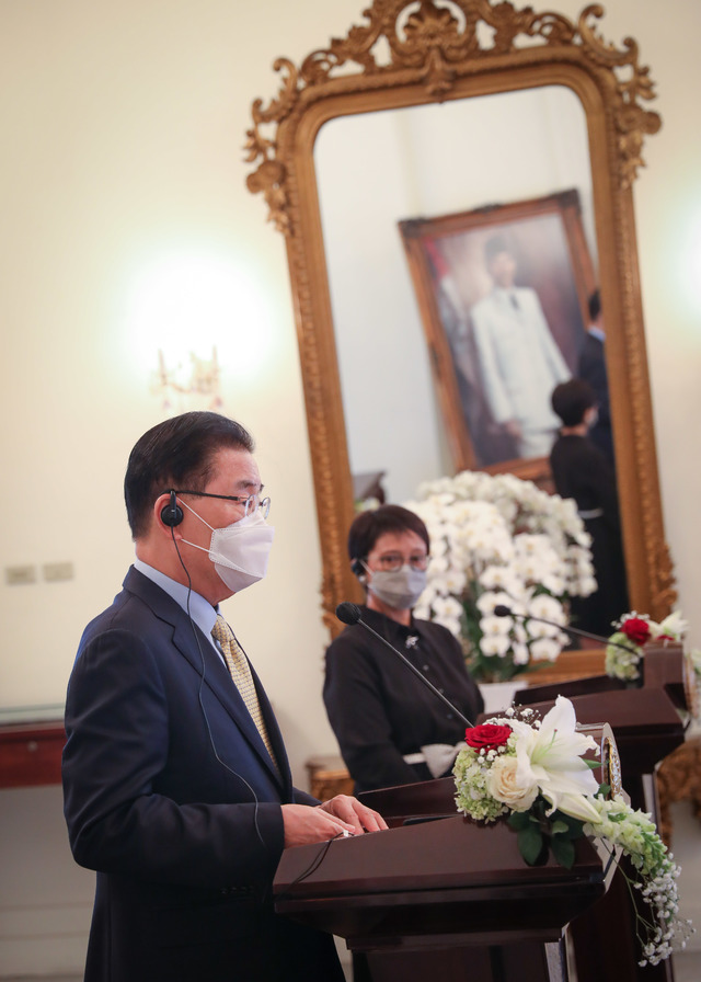 [서울=뉴시스]동남아시아를 순방중인 정의용 외교부 장관이 25일 인도네시아 자카르타에서 레트노 마르수디 인니 외교장관과의 회담 결과를 발표하고 있다.(사진=외교부 제공) 2021.06.25. photo@newsis.com *재판매 및 DB 금지