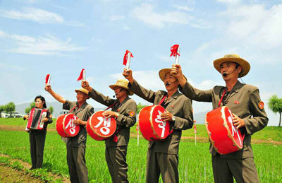 [서울=뉴시스] 북채를 틀어쥐고 포전경제선동을 벌리고있는 함경남도당위원회 일군들. 2021.06.26. (사진=노동신문 캡처) *재판매 및 DB 금지