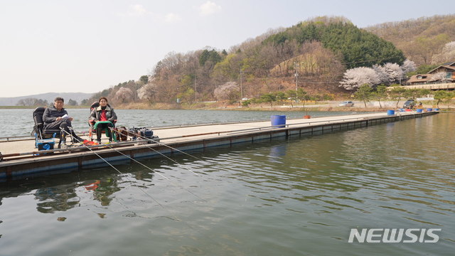  용인 한터낚시터에서 배우 김성희와 촬영 중인 권병준. (사진제공=씩스포드)