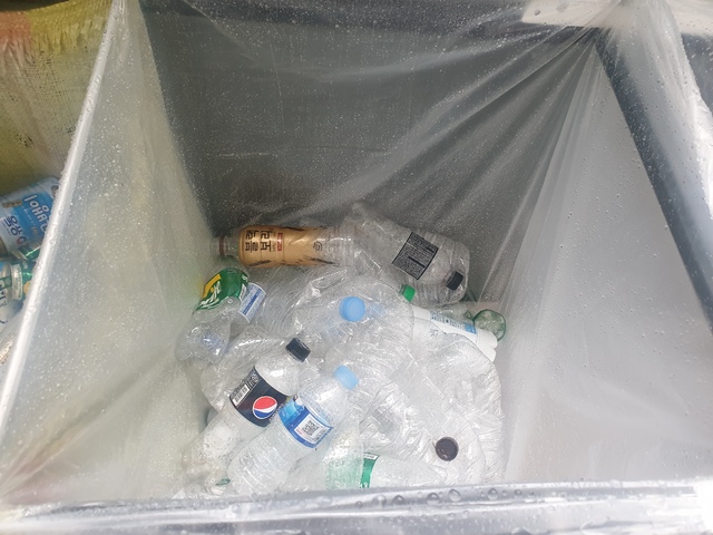 [성남=뉴시스] 정성원 = 라벨(상표띠)이 붙은 채로 버려진 투명 페트병. 2021.06.26. jungsw@newsis.com