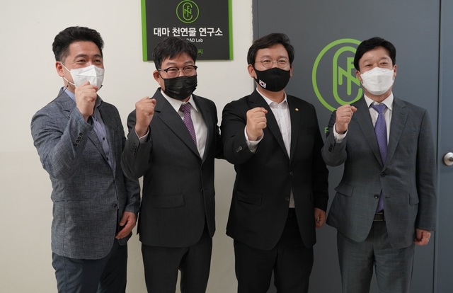 ㈜엔에프씨의 '대마 천연물 연구소' 개소식에서 참석자들이 파이팅하고 하고 있다. 왼쪽부터 허정훈 제라인터네셔널 대표, 유우영 엔에프씨 대표, 김형동 국회의원, 박성수 안동 부시장. (사진=엔에프씨 제공) *재판매 및 DB 금지
