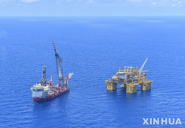 [신화/뉴시스]지난 5월 12일 하이난성 싼야시에서 약 150㎞ 떨어진 곳에 위치한 중국해양석유(CNOOC)의 심해 1호 가스전의 모습. 지난 25일부터 생산을 시작했다. 2021.06.26