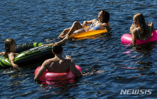 [시애틀( 미 워싱턴주)= AP/뉴시스]최고 42도의 역대급 폭염이 엄습한 시애틀시의&nbsp; 레이크 유니언 파크에서 24일(현지시간) 젊은이들이 물놀이를 즐기고 있다.&nbsp; 