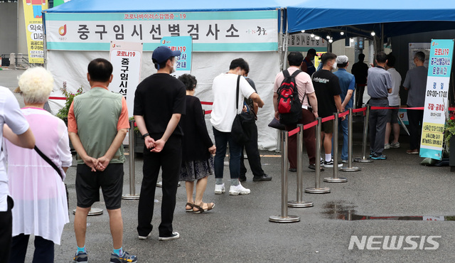 [서울=뉴시스]이영환 기자 = 지난 26일 오전 서울 중구 서울역광장에 마련된 코로나19 임시선별검사소에서 시민들이 검사를 받기 위해 대기하고 있다. 2021.06.26. 20hwan@newsis.com